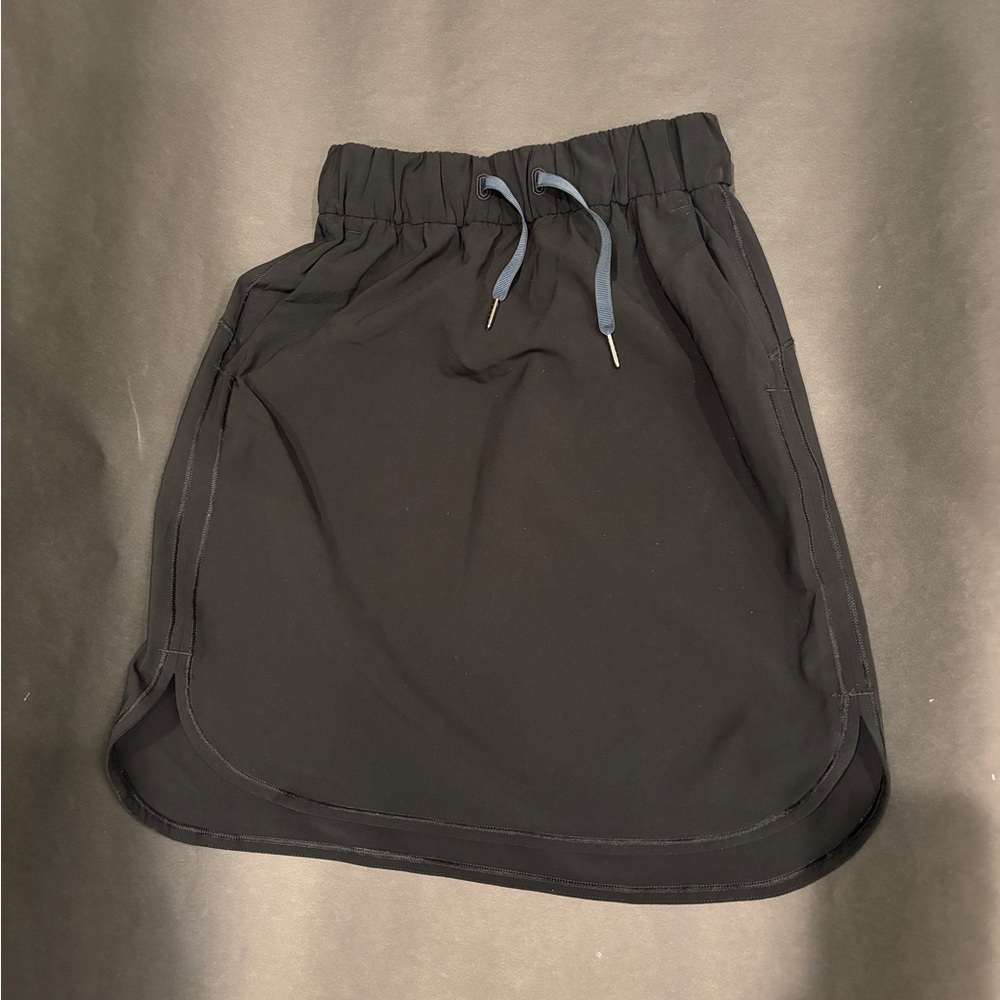 LuLuLemon On The Fly Black Mid Thigh Skirt Size 2